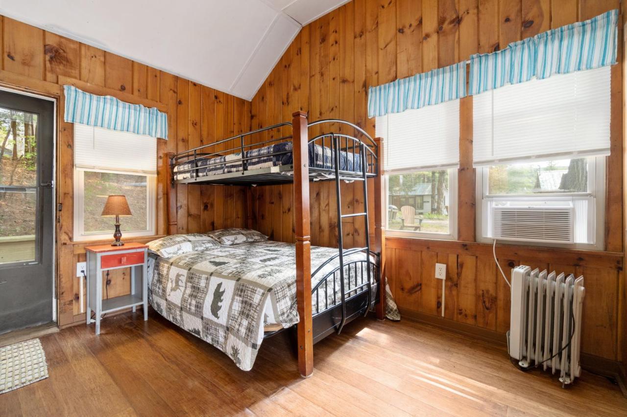 Lake Luzerne Hide-A-Way Waterfront Cottages מראה חיצוני תמונה